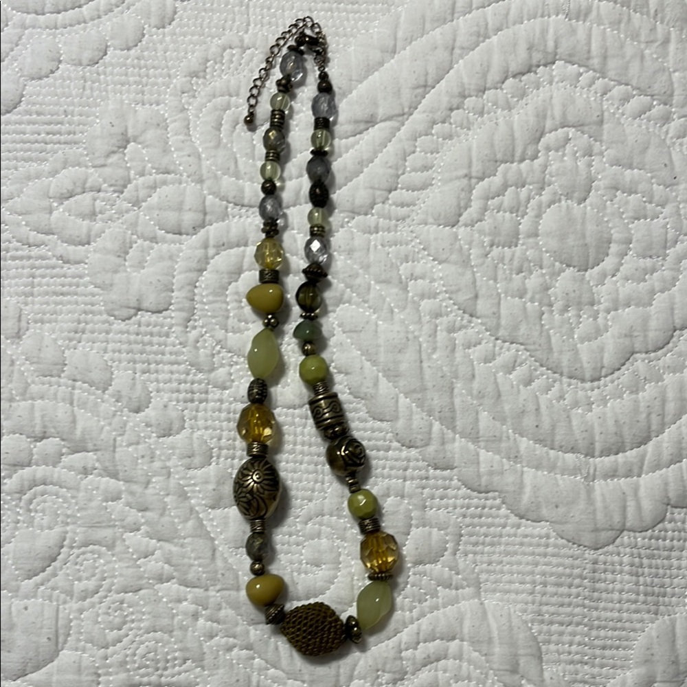 Elegant Beaded Necklace in Gold and Green